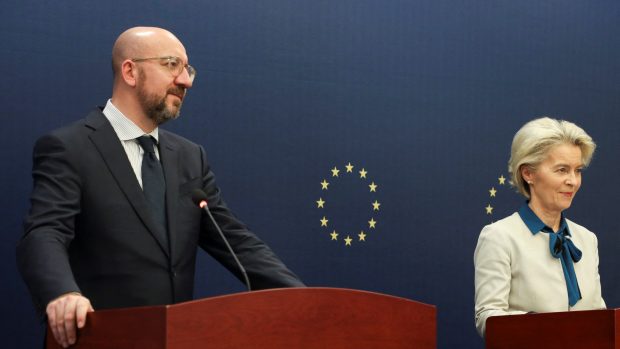 Charles Michel a Ursula von der Leyenová v Pekingu