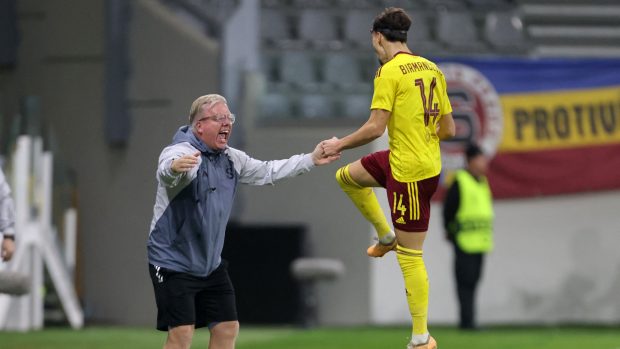 Veljko Birmancevic slaví vstřelenou branku do sítě Limassolu