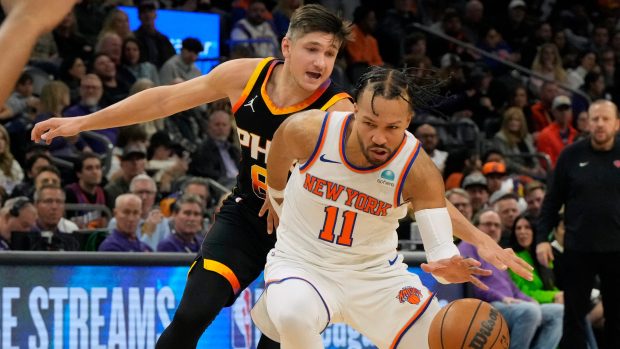 Basketbalista New Yorku Knicks Jalen Brunson bodově ovládl zápas NBA proti Phoenixu