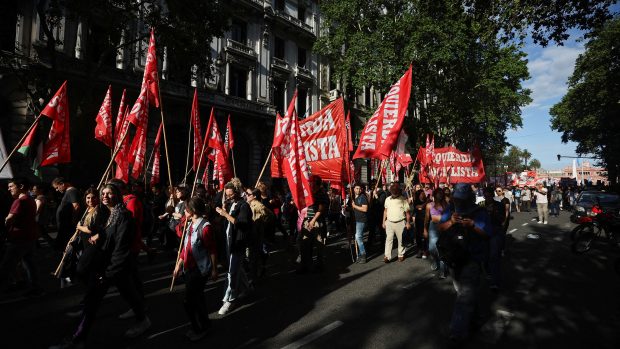 Lidé v Buenos Aires protestují proti politice prezidenta Javiera Mileie