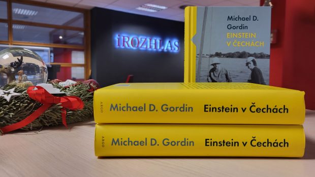 Hrajeme o knihu Einstein v Čechách od Michaela D. Gordina