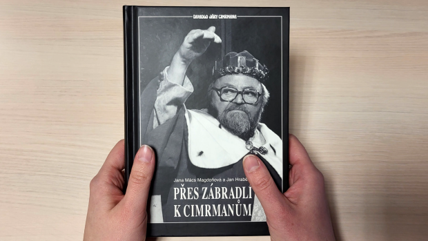 V pravidelné knižní soutěži hrajeme o knižní rozhovor Přes Zábradlí k Cimrmanům