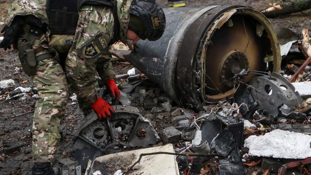 Pyrotechnik se zbytky neidentifikované rakety v Charkově