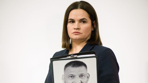 Vůdkyně běloruské exilové opozice Svjatlana Cichanouská drží v ruce fotografii svého manžela Sjarheje