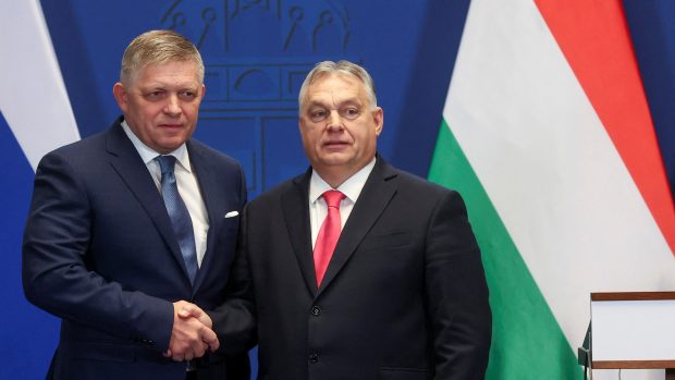Slovenský premiér Robert Fico (vlevo) po schůzce s maďarským kolegou Viktorem Orbánem v Budapešti