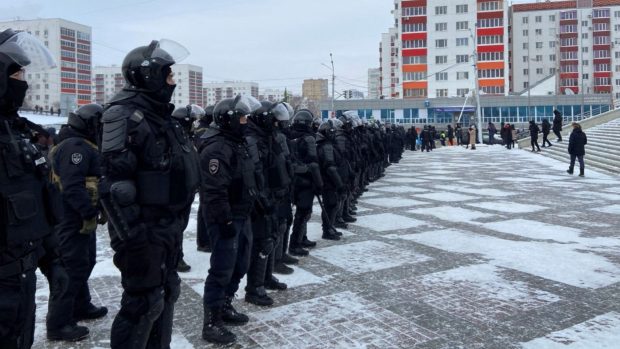 Strážci zákona zajišťují náměstí po protestu proti soudnímu rozsudku nad předním aktivistou za práva v Ufě.