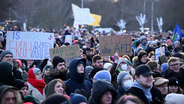 Demonstranti v Mnichově dorazili s transparenty odsuzujícími pravicově extremistické myšlenky (ilustrační foto)