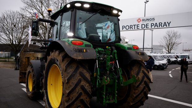 Farmáři pronikli do skladiště pařížského velkoobchodního trhu s potravinami v Rungis