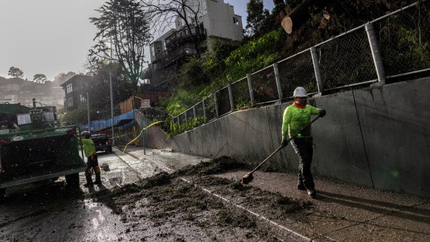 Uklízení následků silné bouře v San Francisku