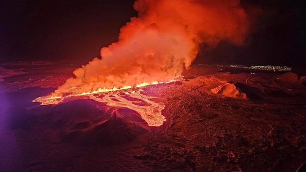 Na poloostrově Reykjanes na Islandu začala sopečná erupce