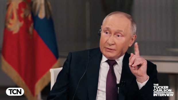 Vladimir Putin ve zhruba dvouhodinovém rozhovoru s americkým moderátorem Tuckerem Carlsonem odmítl, že by Rusko mohlo napadnout i další země východní Evropy