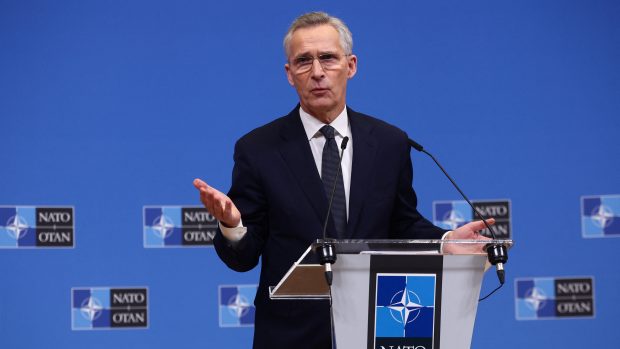 Jens Stoltenberg na tiskové konferenci v Bruselu