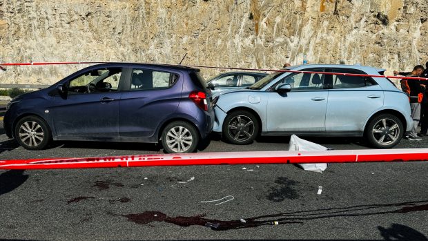 Útočníci podle policie začali automatickými zbraněmi střílet na auta