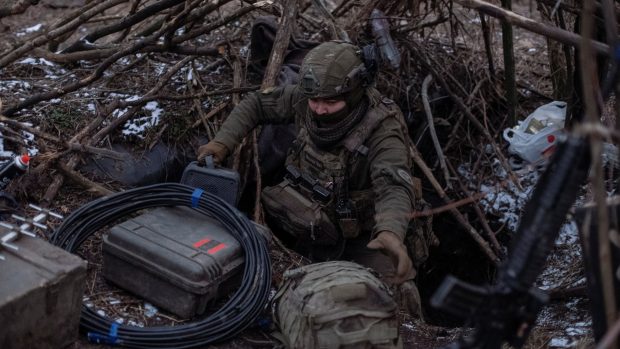 Ukrajinský voják se připravuje na obsluhu dronu na frontové linii u města Avdijivka.