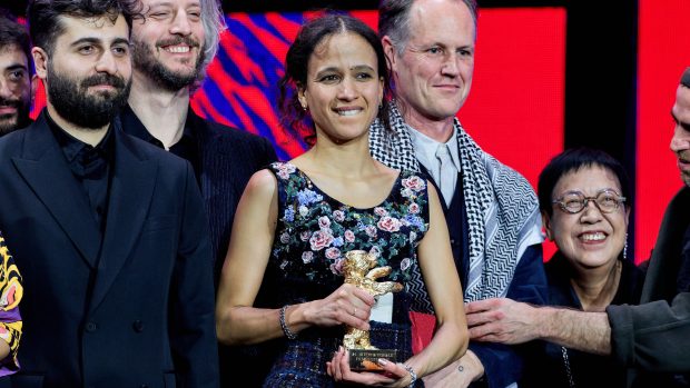 Mati Diop přebírá Zlatého medvěda za nejlepší film za snímek Dahomey na Mezinárodním filmovém festivalu Berlinale v Berlíně