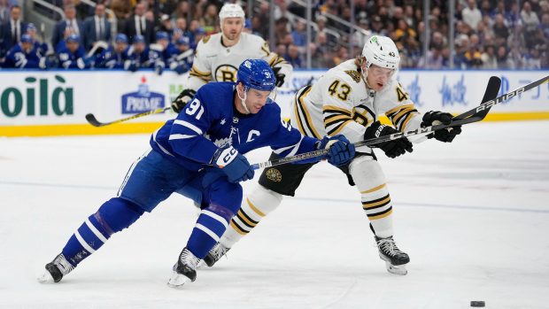 Útočník John Tavares z Toronto Maple Leafs a útočník Danton Heinen z Boston Bruins