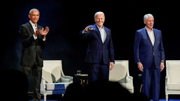 Zleva Barack Obama, Joe Biden a Bill Clinton