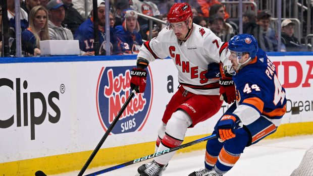 Obránce Caroliny Hurricanes Dmitrij Orlov a útočník New Yorku Islanders Jean- Gabriel Pageau ve 3. utkání 1. kola play off