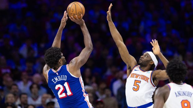 Joel Embiid a Precious Achiuwa ve třetím zápase 1. kola play off NBA