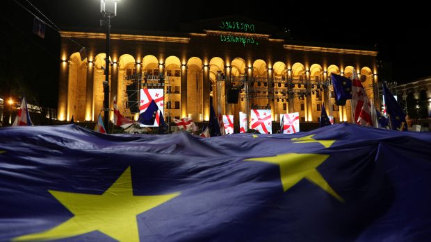 Na náměstí Republiky v centru Tbilisi se shromáždilo asi 10 000 protestujících