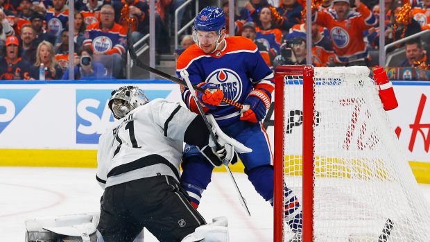 Brankář Los Angeles Kings a útočník Edmontonu Oilers Zach Hyman v pátém utkání 1. kola play-off