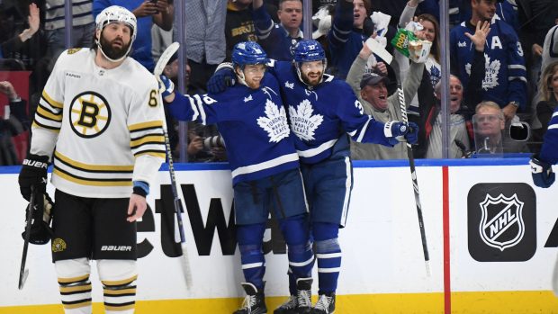 O vítězství Maple Leafs rozhodl dvougólový William Nylander (vlevo)