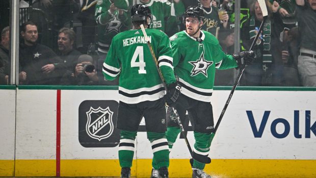 Útočník Dallasu Stars Radek Faksa slaví postupový gól v 7. zápase série 1.kola play-off proti Vegas Golden Knights