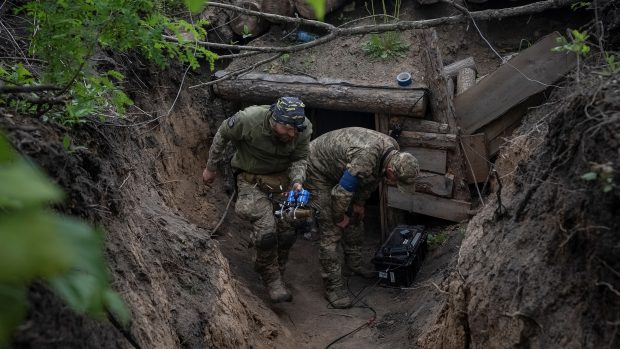 Ukrajinský voják s dronem nedaleko Charkova