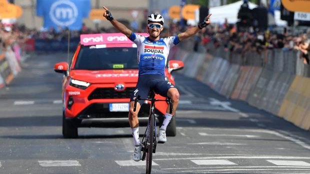 Francouzský cyklista Julian Alaphilippe si dojel po úniku ve 12. etapě pro první vítězství na Giru d&#039;Italia