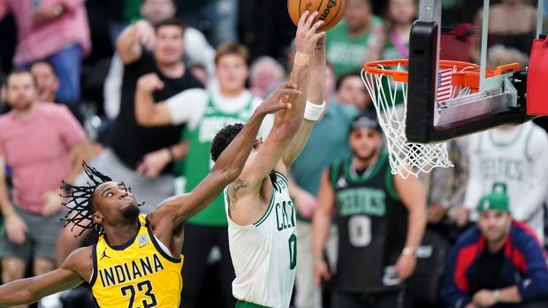 Basketbalisté Indiany byli po prvním postupu do semifinále NBA po deseti letech blízko dalšímu překvapení, když v úvodním duelu sahali po výhře nad vítězem základní části Bostonem