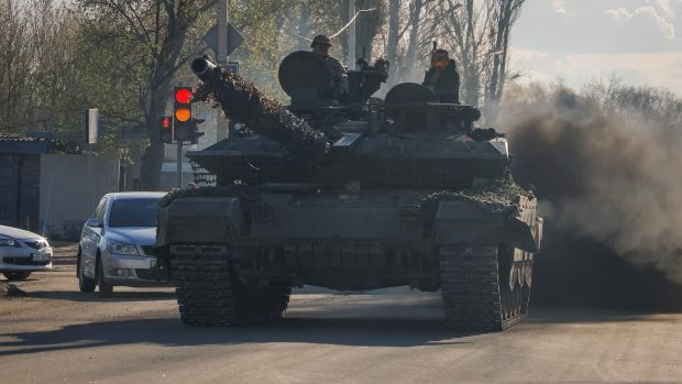 Ruští vojáci na tanku v Doněcku