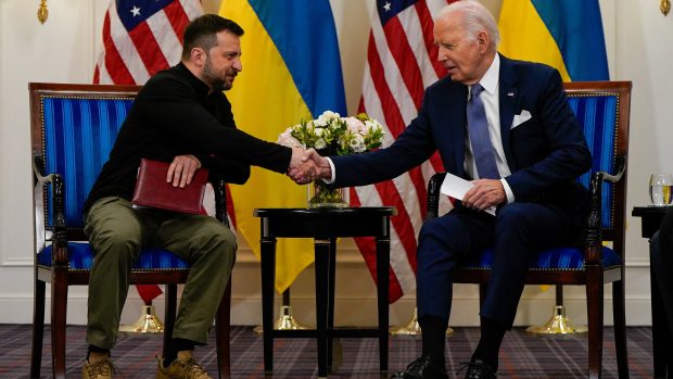 Volodymyr Zelenskyj a Joe Biden na setkání v Paříži