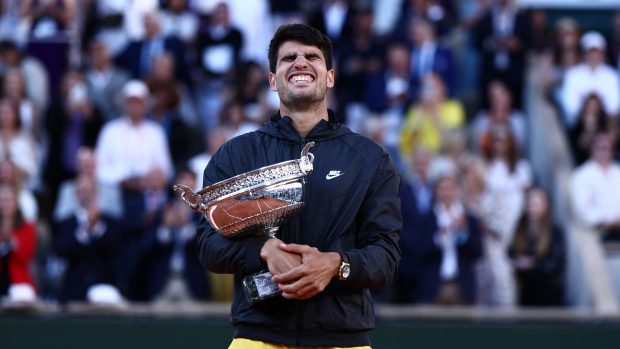 Carlos Alcaraz s trofejí pro vítěze Roland Garros