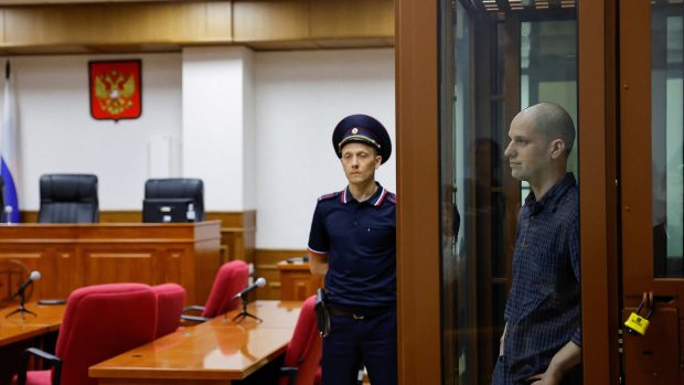 Začíná proces s americkým novinářem Evanem Gershkovichem drženým v Rusku