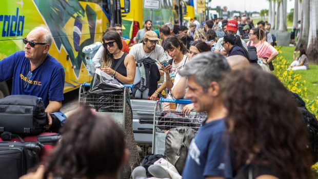 Cestující, kteří nejsou zranění letu UX045 společnosti Air Europa čekají na autobus, který je odveze na jiné letiště poté, co byl let z Madridu do Montevidea odkloněn kvůli silným turbulencím