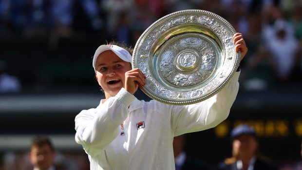 Barbora Krejčíková pózuje se slavnou wimbledonskou trofejí