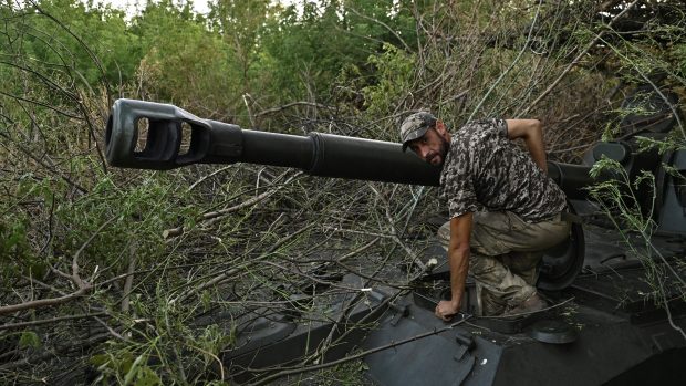 Ukrajinský voják na samohybné houfnici 2S1 Gvozdika v Donětském regionu