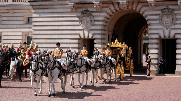 Král Karel III. vyjíždí otevřít britský parlament po zvolení nové vlády