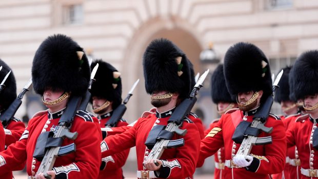 Příslušníci Velšské gardy pochodují z nádvoří Buckinghamského paláce v Londýně