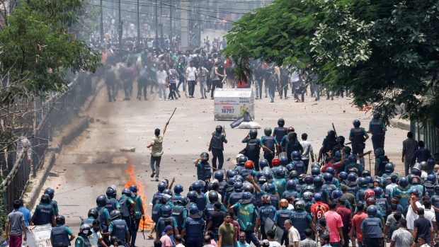 Střet policie a demonstrantů v Bangladéši