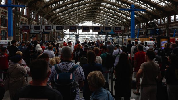 Lidé čekají na nádraží Gare de Lille-Flandres po sérii žhářských útoků na francouzské vysokorychlostní vlakové síti