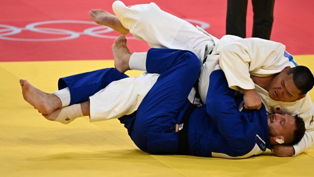 Judista Lukáš Krpálek v olympijském osmifinálovém boji se soupeřem z Japonska