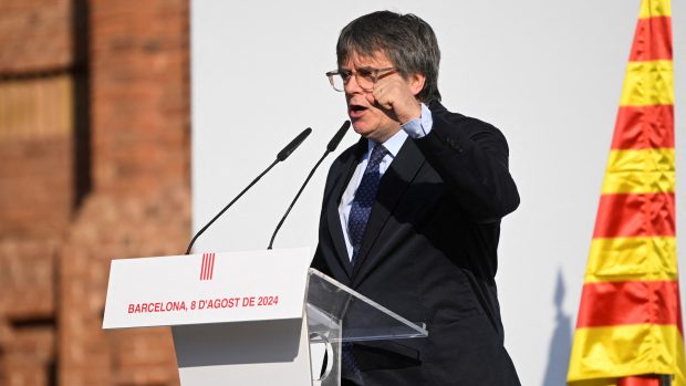 Katalánský expremiér Carles Puigdemont dorazil do Barcelony, promluvil na demonstraci