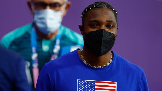 Americký sprinter Noah Lyles přišel před finále závodu na 200 metrů na stadion v respirátoru