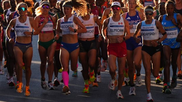 Na start olympijského maratonu vyběhla i Tereza Hrochová (růžové podkolenky) a Moira Stewartová