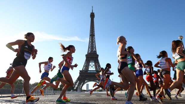 Sportovci si na olympijských hrách v Paříži užívali soutěže v blízkosti turisticky vyhledávaných památek. Například maratonkyně běželi blízko Eiffelovy věže