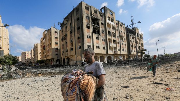 Palestinci u budov zasažených izraelskými údery ve městě Hamad v Chán Júnisu na jihu pásma Gazy (fotografie z 11. srpna 2024)