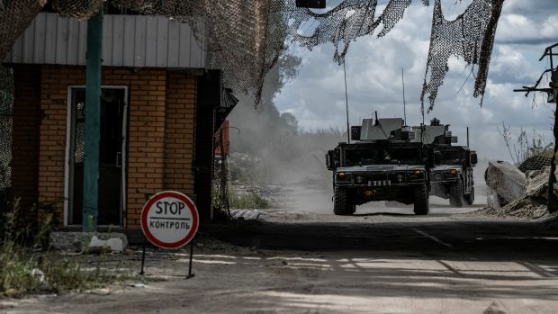 Ukrajinští vojáci projíždějí hraničním přechodem na hranici s Ruskem v Sumské oblasti na Ukrajině (fotografie z 13. srpna 2024)