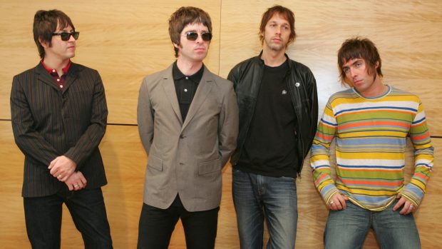 Členové kapely Oasis na snímku z roku 2006. Zleva Gem Archer, Noel Gallagher, Andy Bell a Liam Gallagher