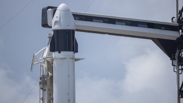 Start rakety Falcon 9 s kosmickou lodí Crew Dragon v rámci mise Polaris Dawn, jejíž posádka se chce pokusit o první komerční výstup do volného vesmíru, se odkládá o nejméně 24 hodin